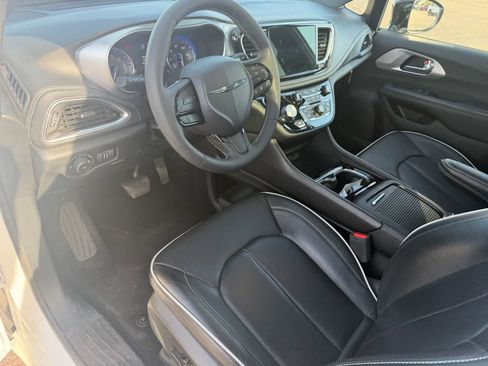Used 2025 Chrysler Pacifica Limited image 10