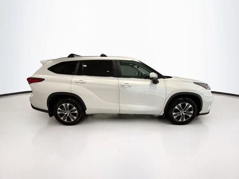 Used 2023 Toyota Highlander XLE AWD/4WD image 7
