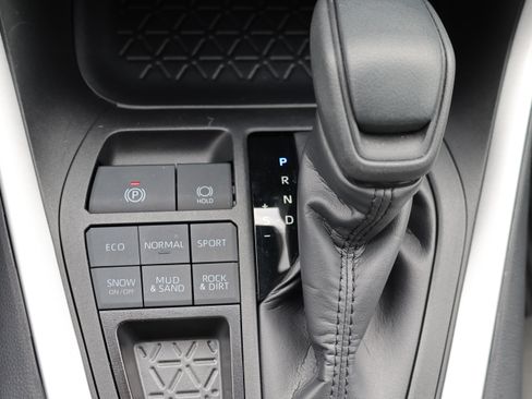 Used 2025 Toyota RAV4 LE AWD/4WD image 32