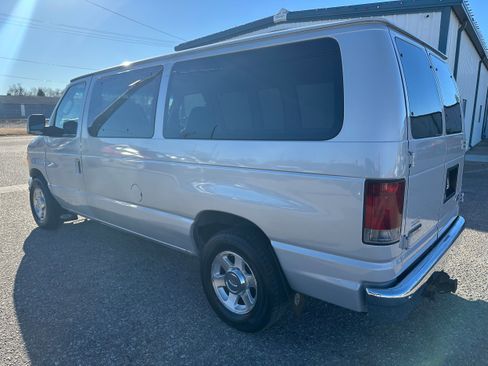 Used 2006 Ford E-150 and Econoline 150 Cargo image 4