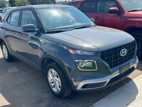 Used 2025 Hyundai Venue SE FWD image 2