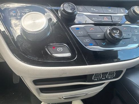 Used 2023 Chrysler Pacifica Touring-L FWD image 19