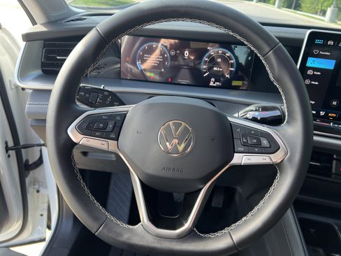 Certified 2025 Volkswagen Tiguan SE FWD image 16