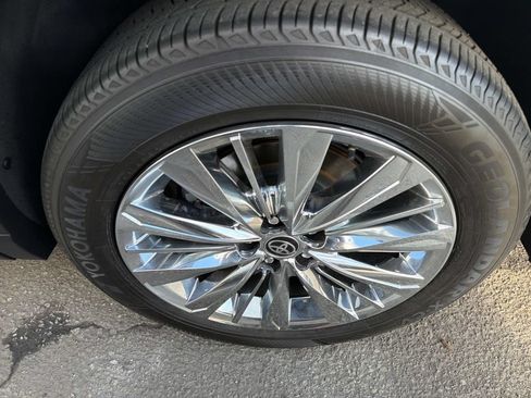 Used 2025 Toyota Grand Highlander AWD image 12
