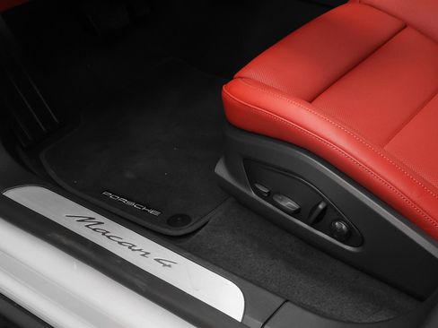 New 2026 Porsche Macan 4 Electric image 31