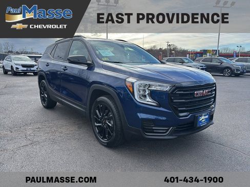 Used 2023 GMC Terrain SLE w/ Driver Convenience Package image 3