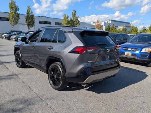 Used 2022 Toyota RAV4 SE image 5