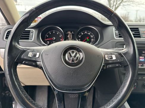 Used 2017 Volkswagen Jetta SE image 9