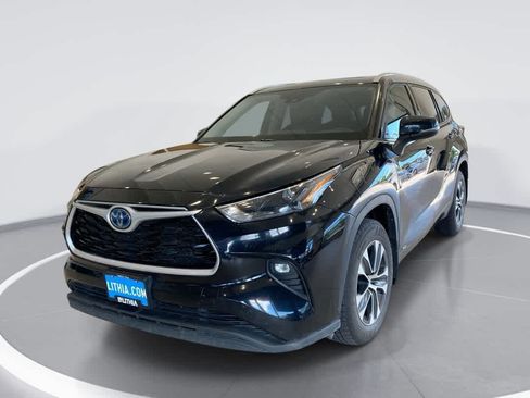Used 2022 Toyota Highlander XLE AWD/4WD image 1