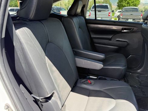 Used 2021 Toyota Highlander Platinum image 24