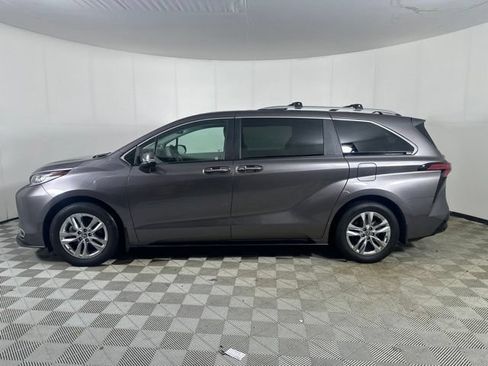 Used 2023 Toyota Sienna Limited AWD/4WD image 4