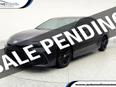 Used 2025 Toyota Camry SE image 1