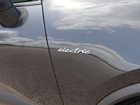 Used 2025 Porsche Macan 4 Electric AWD/4WD image 15