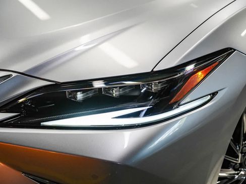 Used 2025 Lexus ES 300h w/ Accessory Package (Z2) FWD image 2