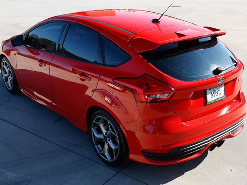 Used 2017 Ford Focus ST image 10