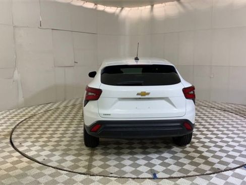 Used 2024 Chevrolet Trax LS w/ LS Convenience Package image 7