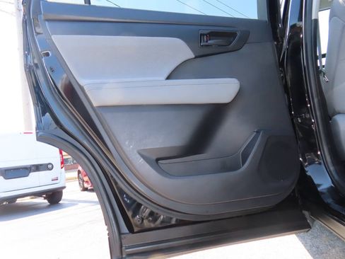 Used 2020 Toyota Highlander LE AWD/4WD image 35