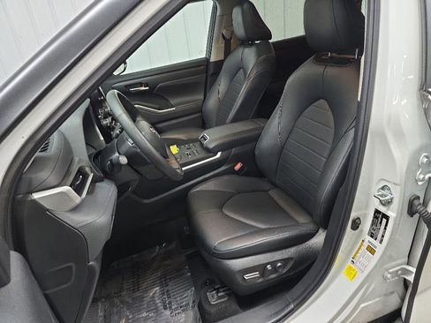 Used 2023 Toyota Highlander XLE AWD/4WD image 31