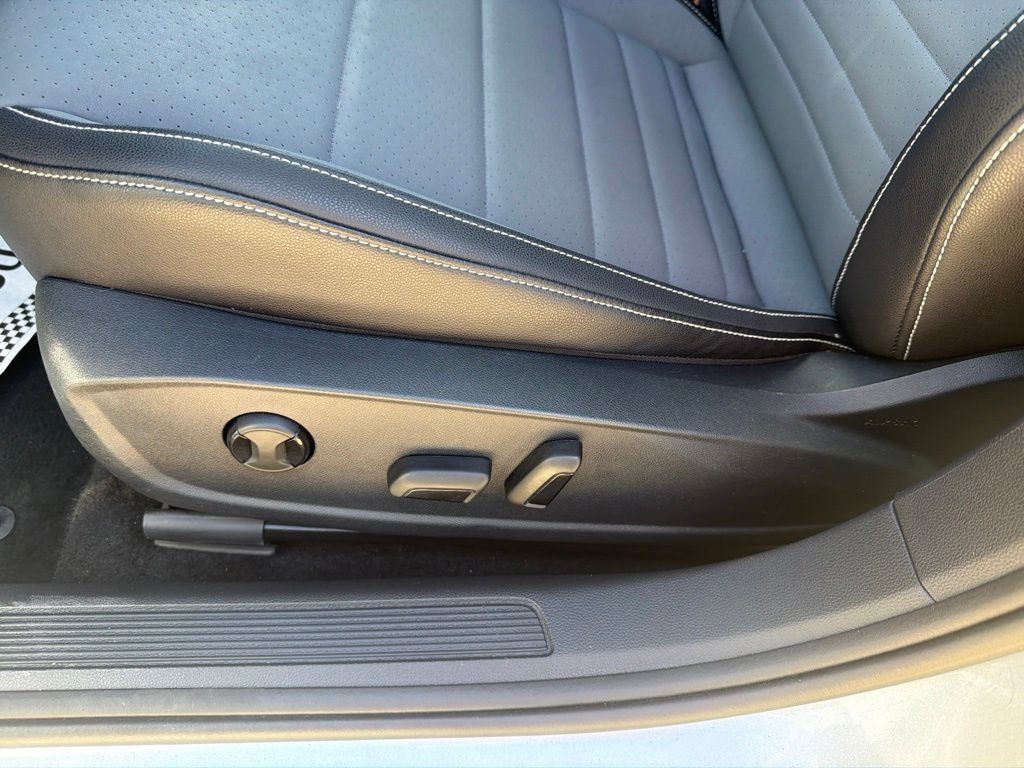 Used 2025 Volkswagen Jetta SE FWD image 11