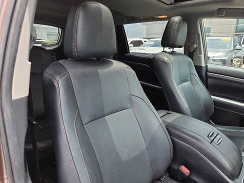 Used 2019 Toyota Highlander Limited FWD image 31