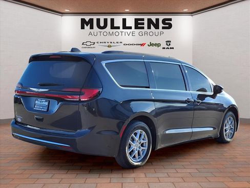 Used 2022 Chrysler Pacifica Touring-L image 5