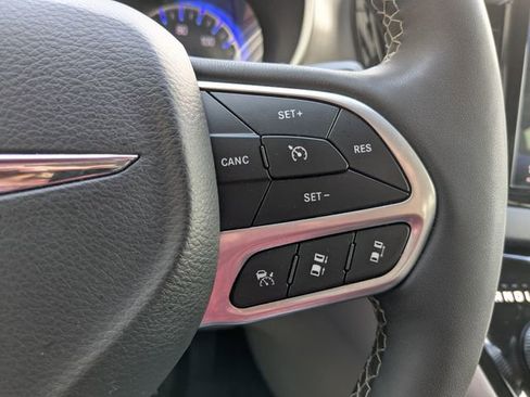 Used 2024 Chrysler Pacifica Touring-L image 22