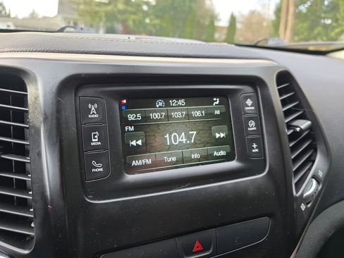 Used 2017 Jeep Cherokee Altitude image 27