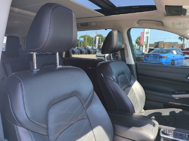 Used 2025 Nissan Pathfinder Platinum AWD/4WD image 36
