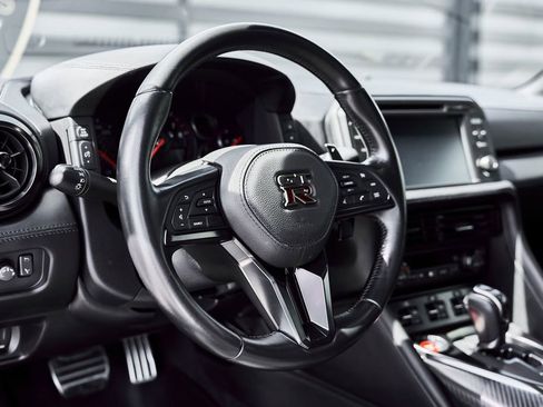 Used 2021 Nissan GT-R Premium image 41
