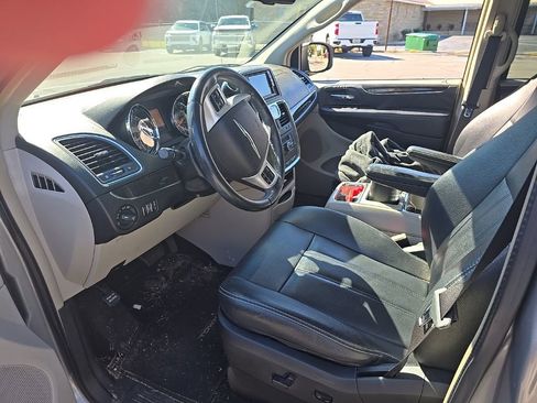 Used 2016 Chrysler Town & Country Touring image 22