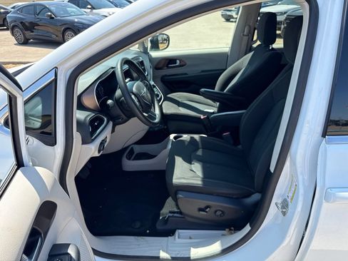 Used 2023 Chrysler Voyager LX FWD image 19