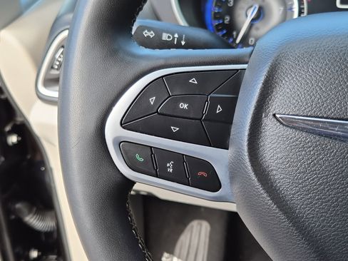Used 2022 Chrysler Pacifica Touring-L FWD image 21