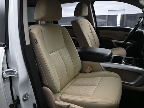 Used 2019 Nissan Titan SV w/ SV Convenience Package image 15