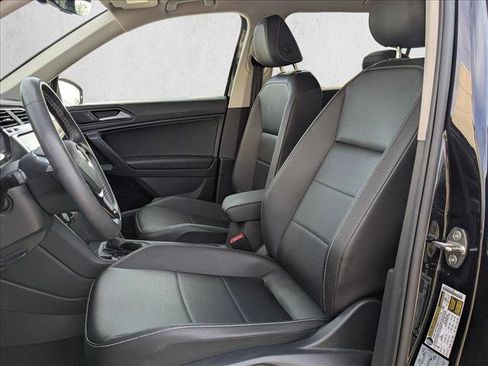 Used 2021 Volkswagen Tiguan SE image 9