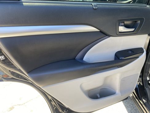 Used 2016 Toyota Highlander XLE FWD image 17
