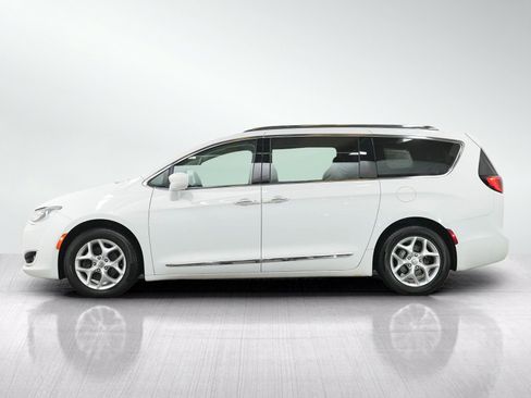 Used 2018 Chrysler Pacifica Touring-L w/ Tire & Wheel Group FWD image 2
