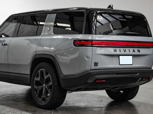 Used 2025 Rivian R1S Adventure AWD/4WD image 17