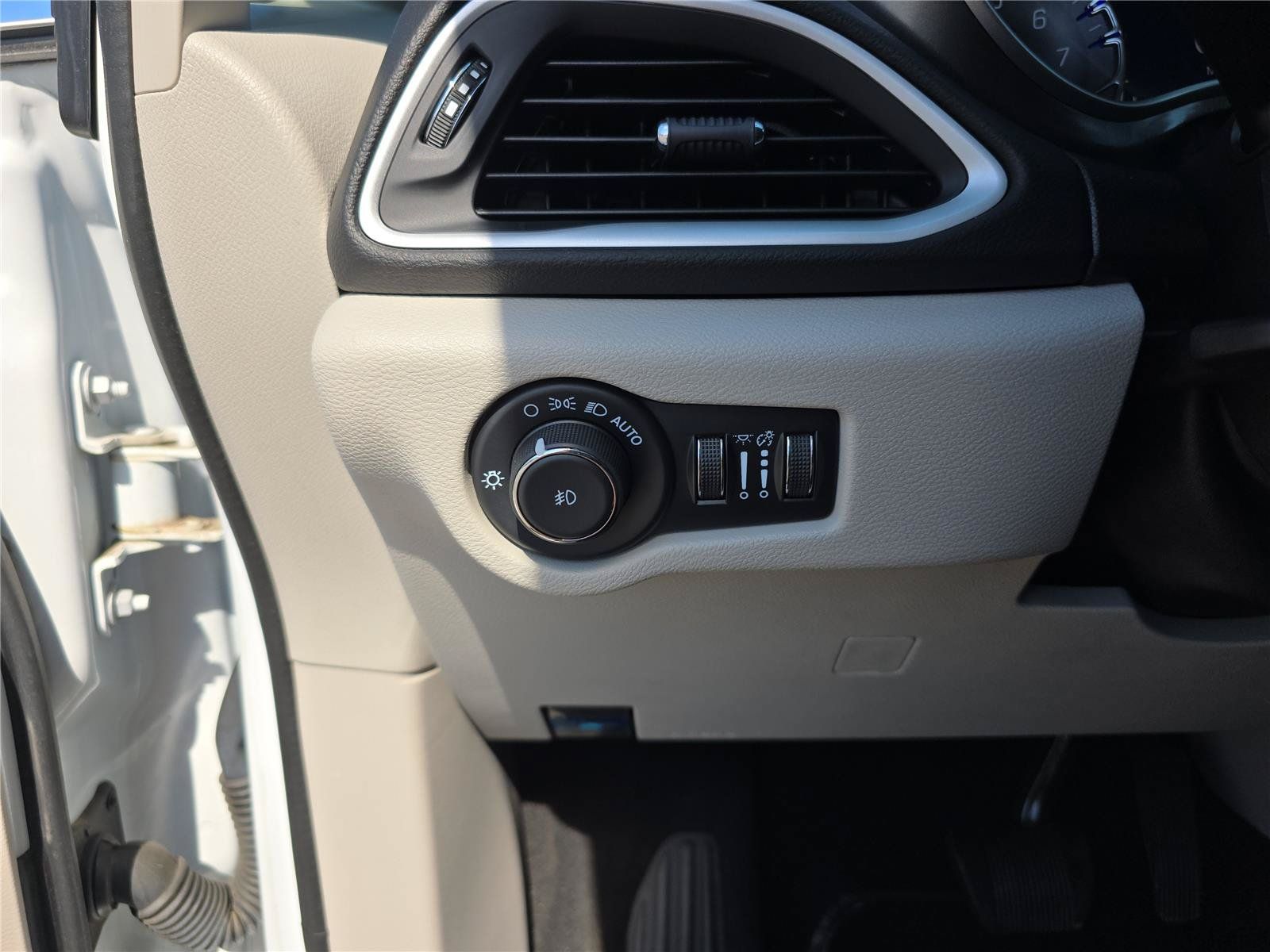 Used 2024 Chrysler Pacifica Touring-L FWD image 33