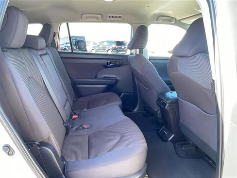 Used 2022 Toyota Highlander L image 16