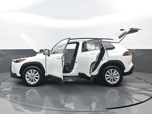 Used 2026 Toyota Corolla Cross LE w/ Moonroof Package FWD image 32