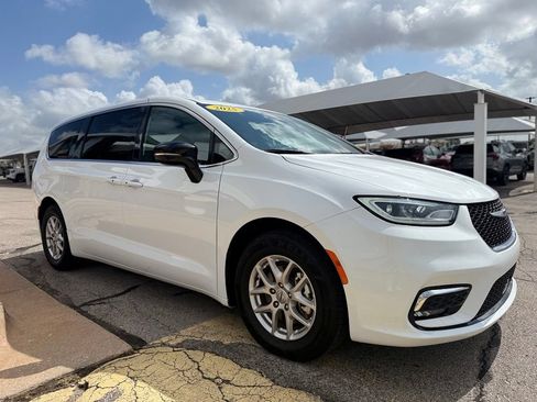 Used 2025 Chrysler Pacifica Select FWD image 3