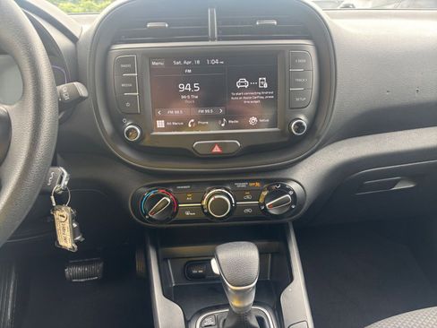 Used 2025 Kia Soul LX w/ LX Technology Package FWD image 17