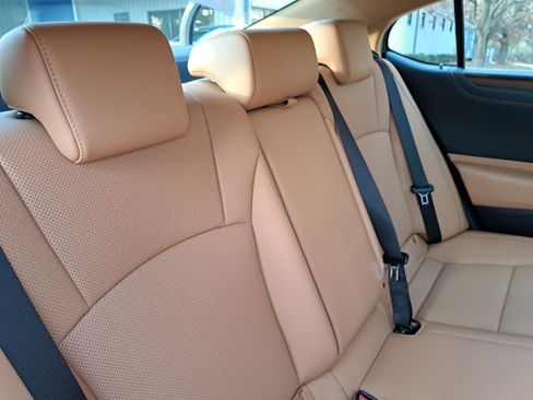 Used 2025 Lexus ES 300h w/ Premium Package image 12