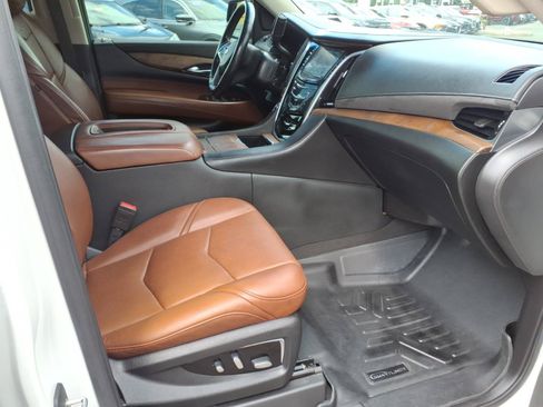 Used 2019 Cadillac Escalade Premium Luxury AWD/4WD image 32