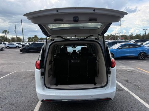 Used 2017 Chrysler Pacifica Touring-L FWD image 5