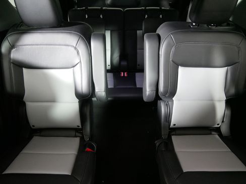 Used 2022 Ford Explorer XLT w/ Equipment Group 202A image 13