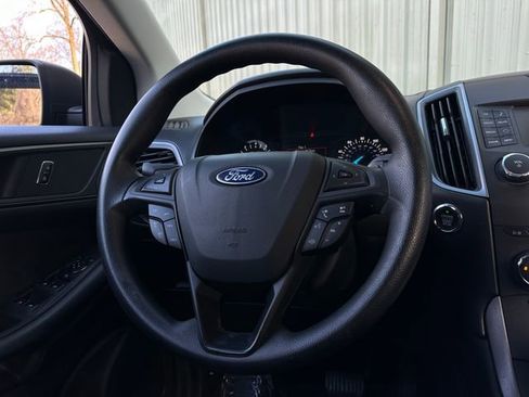 Used 2018 Ford Edge SE image 17