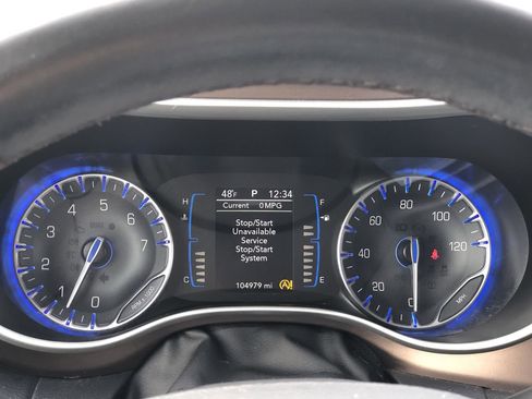 Used 2018 Chrysler Pacifica Touring-L image 18