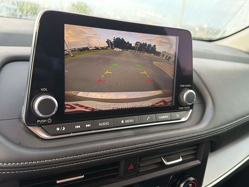 Used 2024 Nissan Rogue SV FWD image 25