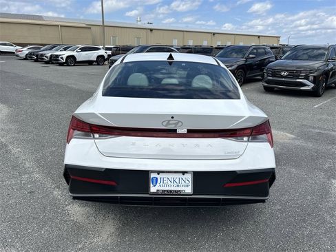 New 2025 Hyundai Elantra Limited image 11